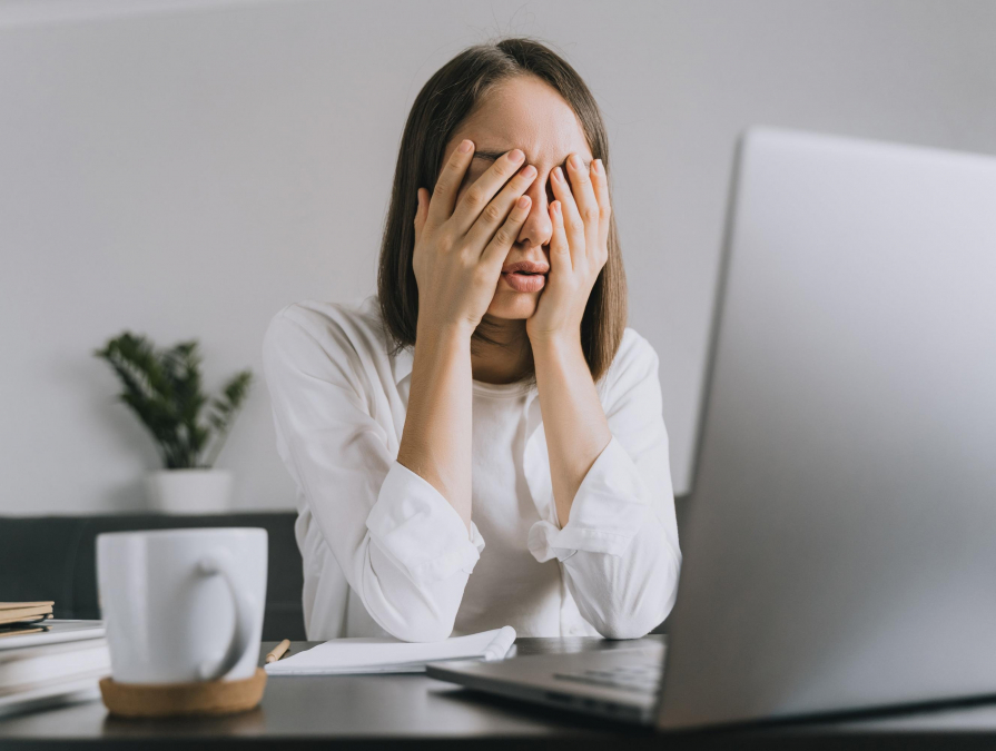 Wie man emotionale Erschöpfung bei der Arbeit erkennt und vermeidet